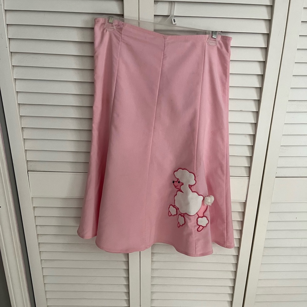 Women’s pink poodle skirt. Size Small. Excellent used condition. Cute costume.
